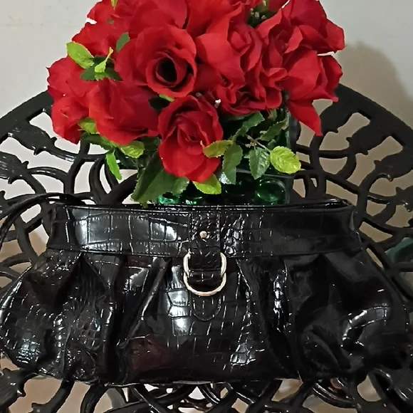 NWOT🎁 FREE GIFT INCLUDED🎁Elegant Black Crocodile-Embossed Women's Clutch - Picture 2 of 13